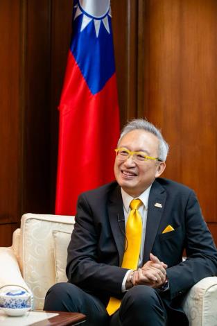 圖說一：外交部政務次長吳志中接受法國新媒體創作者 Hugo Travers 訪問，強調維護台海和平穩定攸關國際共同利益。