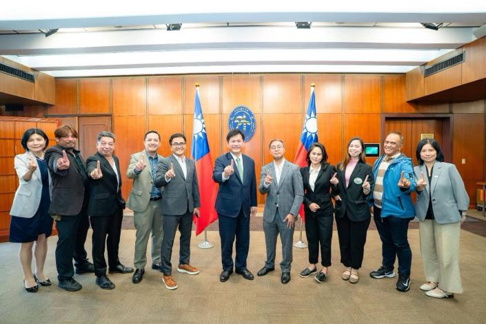 圖說一：外交部長林佳龍（中）接見菲律賓電視媒體專團，就區域安全、台海情勢及台菲交流合作等議題深入交換意見。