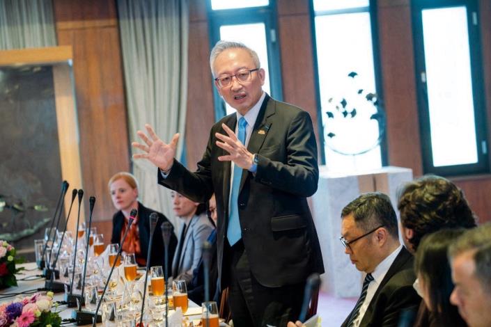 圖說一：外交部政務次長吳志中宴敘「政經記者團I」，說明台灣在全球半導體供應鏈及人工智慧晶片領域的關鍵地位。
