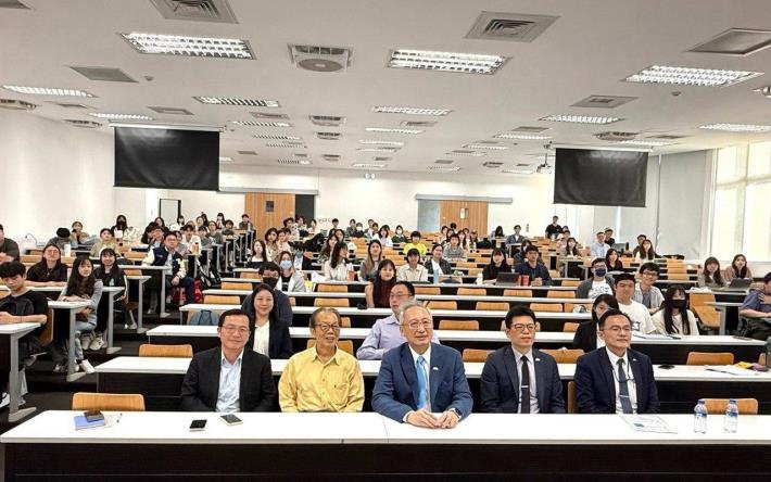 圖說一：外交部政務次長吳志中（首排中）在臺灣大學社科院的演講活動，現場將近200位學生出席。