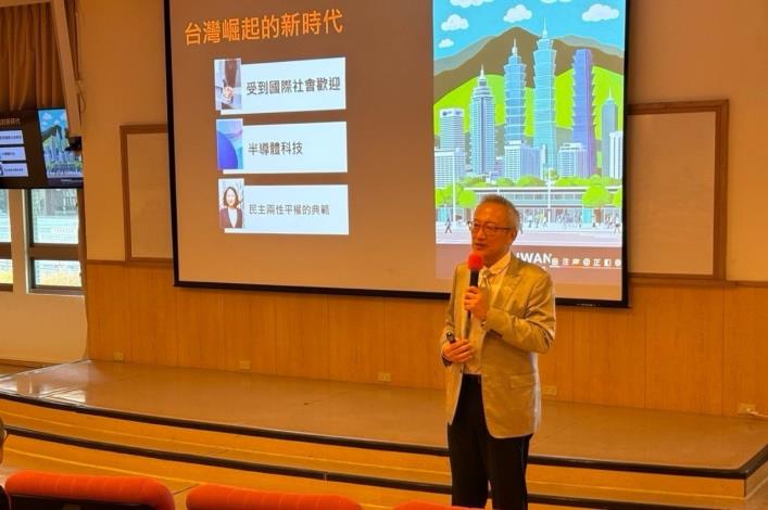 圖說六：外交部政務次長吳志中在東吳大學以「這是一個投入外交工作最好的時代」為題演講。