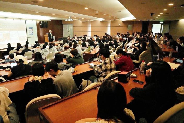 圖說二：外交部政務次長吳志中在輔仁大學國璽樓的演講活動，現場約有100位學生出席聆聽。