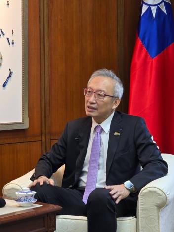 圖說二：外交部政務次長吳志中以「整個歐洲都存在於那一平方公分的矽片之中」形容台歐半導體產業高度互補、緊密連結的合作關係。