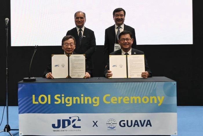 圖說一：無人機國際學院（GUAVA）執行長江振瑋（右）及日本無人機聯盟（JDC）會長野波健藏（左）合作意向書簽署儀式，並由我國駐日本代表處大使李逸洋（右上）及工研院日本辦公室所長楊馬田（左上）共同見證。