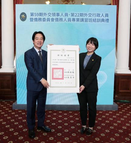 圖說三：賴清德總統頒發結訓證書予全體結訓人員，由結訓人員代表藍仕容代表接受。