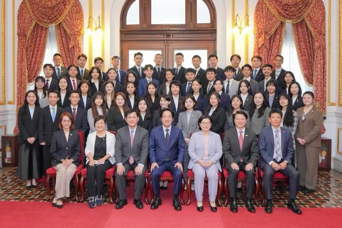圖說一：賴清德總統（前排左四）、外交部長林佳龍（前排左三）、公務人員保障暨培訓委員會主任委員蔡秀涓（前排右三）、僑務委員會委員長徐佳青（前排左二）、外交部外交學院副院長黎倩儀（前排左一）、外交部人事處處長呂世壹（前排右一）等與結訓人員合影。