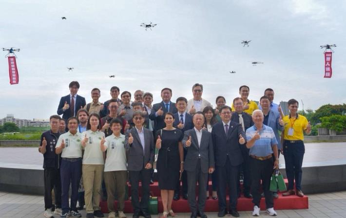 圖說五：外交部「無人機外交小組」執行長江振瑋與出席嘉義縣政府在亞創中心舉行的「2026 亞洲無人機AI創新應用系列活動－無人機日」全體貴賓合影。