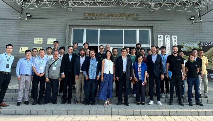 圖說一：外交部「無人機外交小組」執行長江振瑋與捷克Farpoint Academy團隊及首屆「台捷烏克蘭戰場實驗系統工作坊」參與人員合影。
