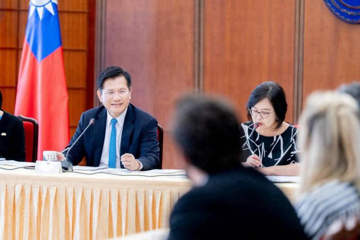 圖說一：外交部長林佳龍（左）與巴拉圭主流媒體記者茶敘，就台巴經貿、科技、人才培育及投資合作等議題深入交流。