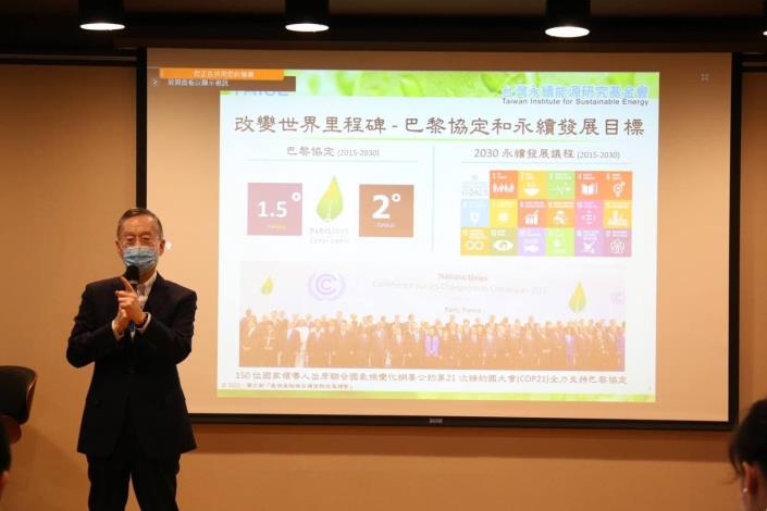 圖說三：台灣永續能源研究基金會簡又新董事長授課。