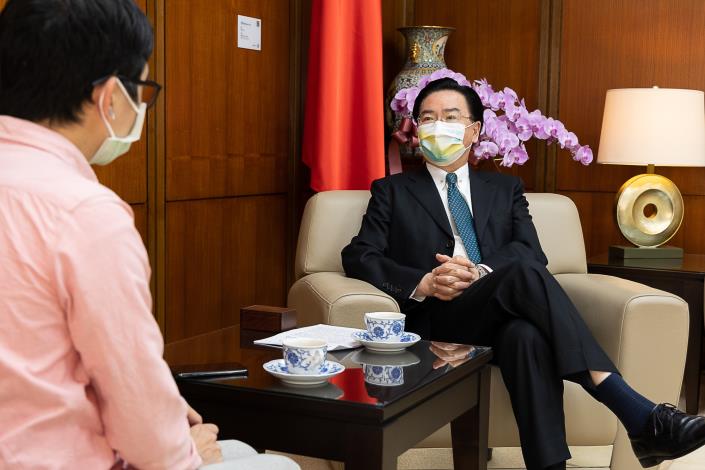 圖說二：外交部長吳釗燮接受英國「獨立報」特約記者楊晧暐專訪情形。