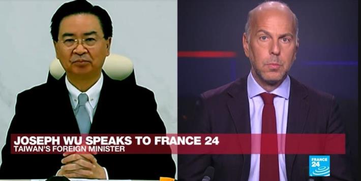 圖說一：吳釗燮部長（左）接受「法國24小時新聞台」主持人Marc Perelman（右）視訊訪問。