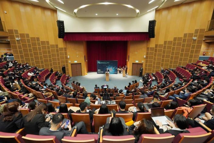 圖說三：吳釗燮部長在台大全球集思論壇的演講活動，現場約有200位台大學生出席聆聽。