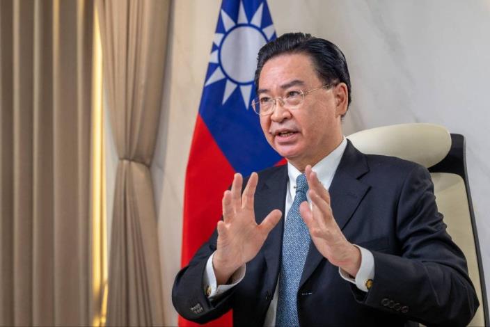 圖說二：外交部長吳釗燮於視訊專訪說明中國對台灣軍事威脅等議題。