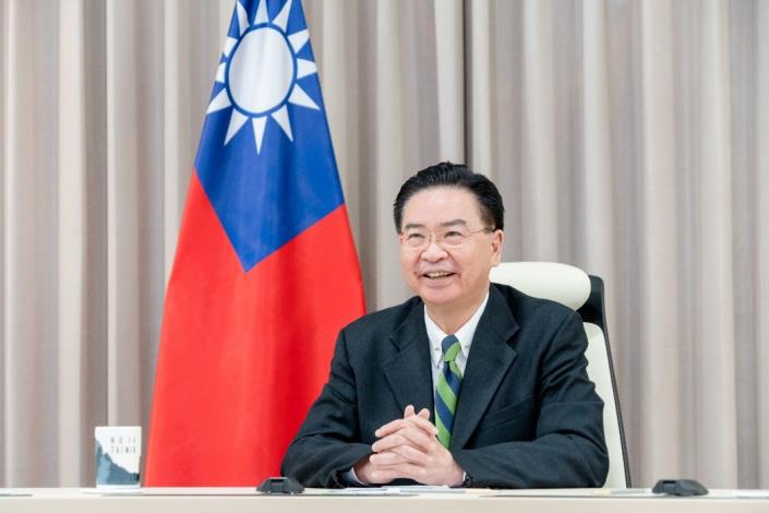 圖說二：吳部長於專訪中暢談台灣與印度關係等議題。