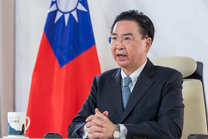圖說二：吳部長於專訪中說明中國對台灣的威脅以及我國捍衛民主的決心