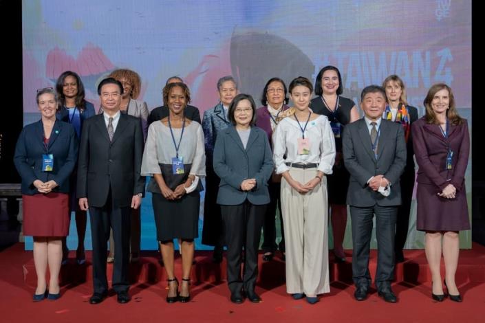 圖說五：蔡英文總統、外交部長吳釗燮與女性駐台使節代表團合影。