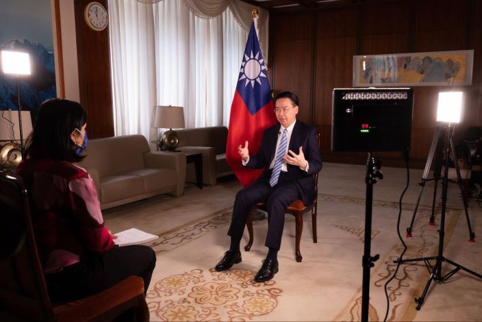 圖說一：外交部長吳釗燮接受TaiwanPlus新聞中心主任Divya Gopalan專訪。