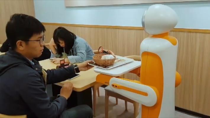 圖說五：「攜手台灣」印度節目中，介紹我國致力於發展各領域的智慧機器人。