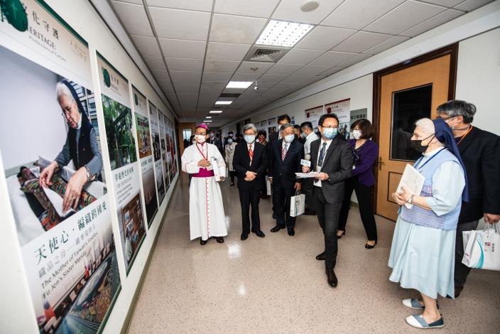 圖說三：《台灣光華》總編輯陳亮君陪同羅麥瑞修女（右二），導覽天主教在台灣的種種事蹟。