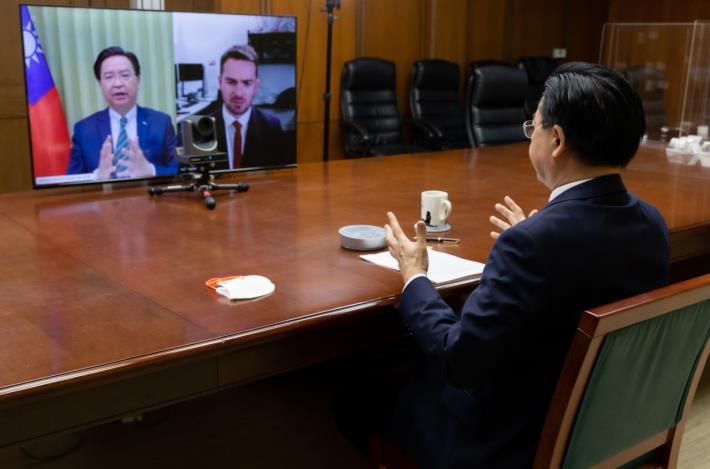 圖說一：外交部部長吳釗燮接受澳洲「特別服務廣播公司」政治記者Tom Stayner視訊專訪。