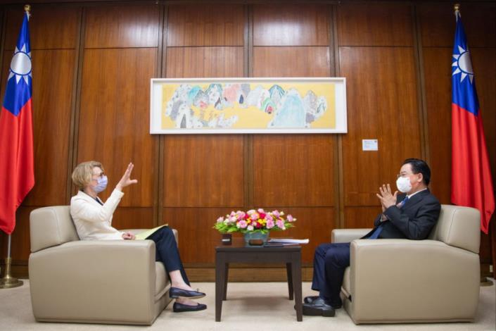 圖說一：外交部長吳釗燮接受德國「法蘭克福廣訊報」（FAZ）駐東亞特派員Friederike Böge（左）專訪。