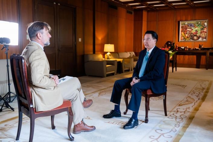 圖說一：外交部長吳釗燮接受BBC東京分社社長Rupert Wingfield-Hayes專訪。