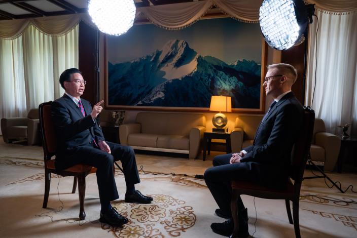 圖說一：外交部長吳釗燮接受美國CNN駐台記者Will Ripley專訪。