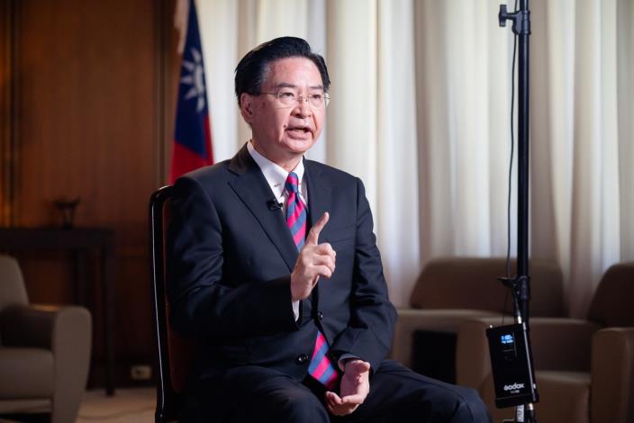 圖說二：外交部長吳釗燮於專訪中指出，面對中國連日軍演，「我們不會被嚇倒」。