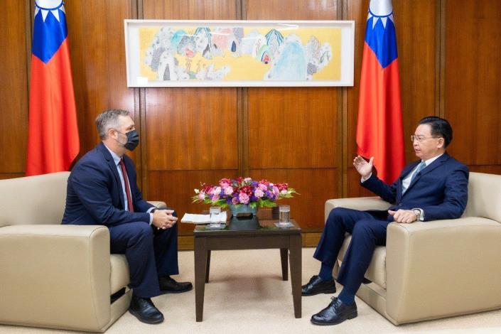 圖說一：外交部長吳釗燮接受「加拿大廣播公司」駐亞洲特派員Philippe Leblanc專訪。