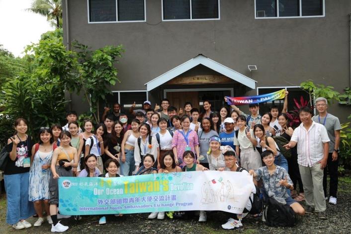 圖說四：青年大使赴帛琉NGO「Ebill_Society」學習海洋生態普查及淨灘。