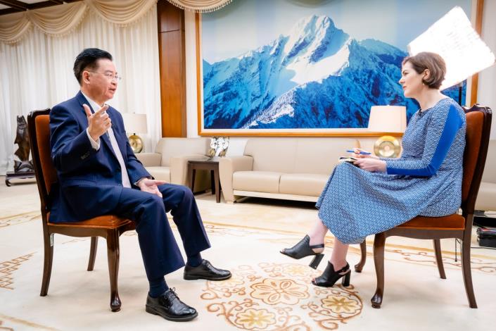 圖說一：外交部長吳釗燮接受「紐西蘭國家電視台」記者Cushla Norman專訪。