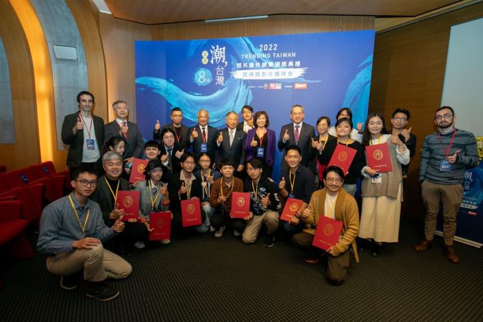 圖說一：外交部政務次長田中光與第八屆「全民潮台灣短片徵件競賽」得獎者及評審團合影。