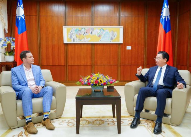 圖說一：外交部長吳釗燮接受「荷蘭廣播電視協會」(NOS)駐東亞特派員Sjoerd den Daas專訪