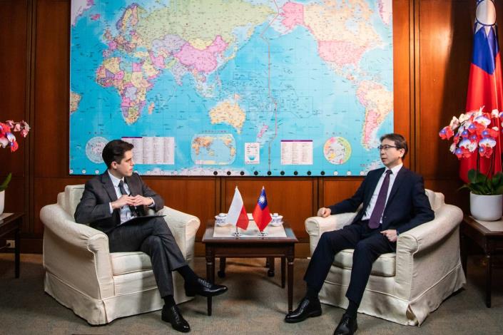 圖說一：外交部政務次長蔡明彥接受「波蘭公共電視台世界新聞網」（TVP World）台長Filip Styczyński專訪。