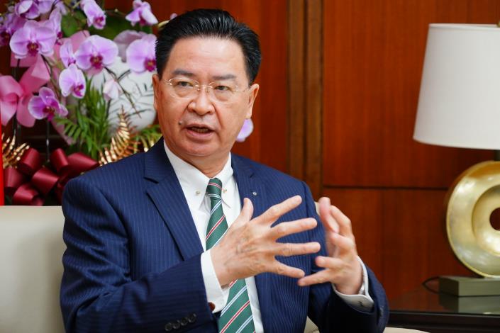 圖說二：外交部長吳釗燮接受英國「衛報」專訪，說明中國擴張野心不止於台灣。.