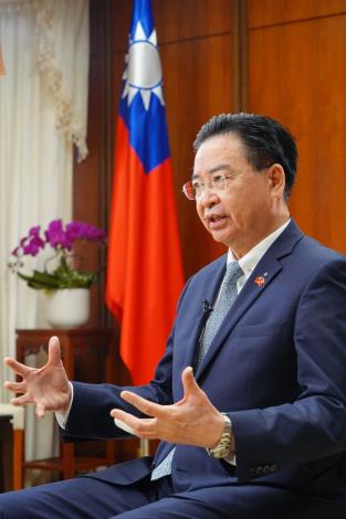 圖說二：外交部長吳釗燮接受「瑞士國家電視」專訪，說明台灣應對中國軍事威脅及發展台瑞關係。