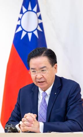 圖說二：吳部長在專訪中強調，台灣有高度自我防衛的決心，感謝各國支持台海和平穩定。