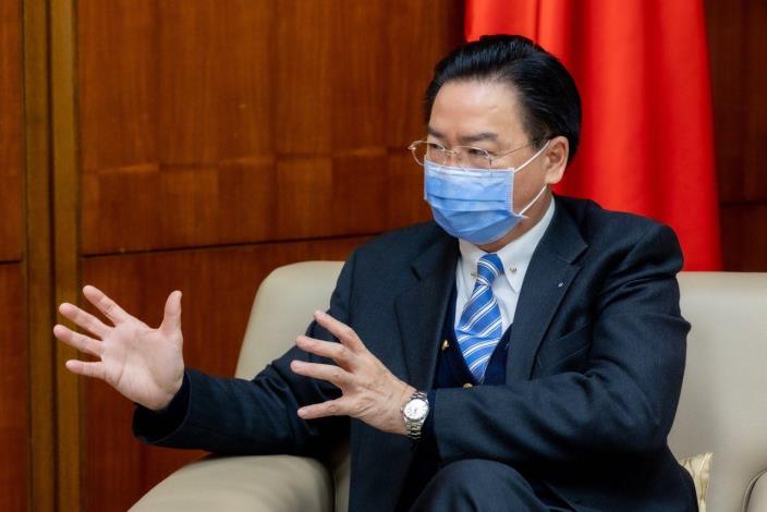 圖說二：外交部長吳釗燮接受「經濟學人」專訪，說明有國際友人的支持，台灣不孤單。