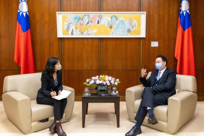 圖說一：外交部長吳釗燮接受「經濟學人」駐台記者Alice Su專訪 。