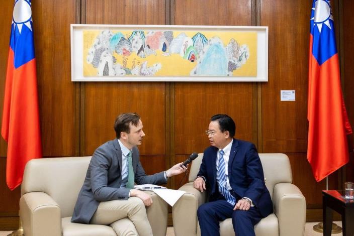 圖說一：外交部長吳釗燮接受「瑞典國家廣播電台」北京分社社長Björn Djurberg面訪。