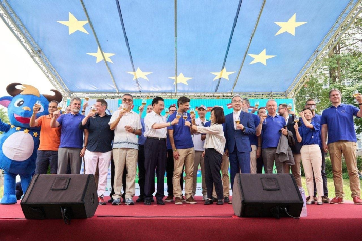 Foreign Minister Wu (fifth left), EETO Head Grzegorzewski (middle), Deputy Mayor Lin (seventh left), Director-General of the MOC Department of Cultural Exchange Kuei Yeh-chin (left fourth), and representatives of European countries to Taiwan make a joint toast.