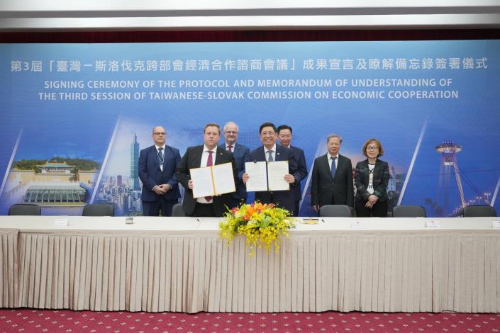 4.	Representative Lee and Representative Hromy sign MOUs on medicine and healthcare and culture, witnessed by Minister Wu, Minister Kung, Minister Hsueh, and Deputy Minister Wang.