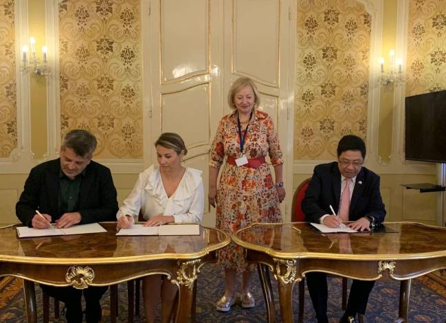 1.	Representative Lee (right) signs the agreement with Director Fedor Blaščák of the Open Society Foundation (left) and CEO Martina Kolesarova of the Pontis Foundation (second from left) as Chairwoman Kohutikova looks on.