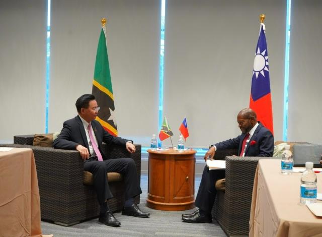 3.	Minister Wu (left) and Foreign Minister Douglas (right) hold a bilateral meeting.