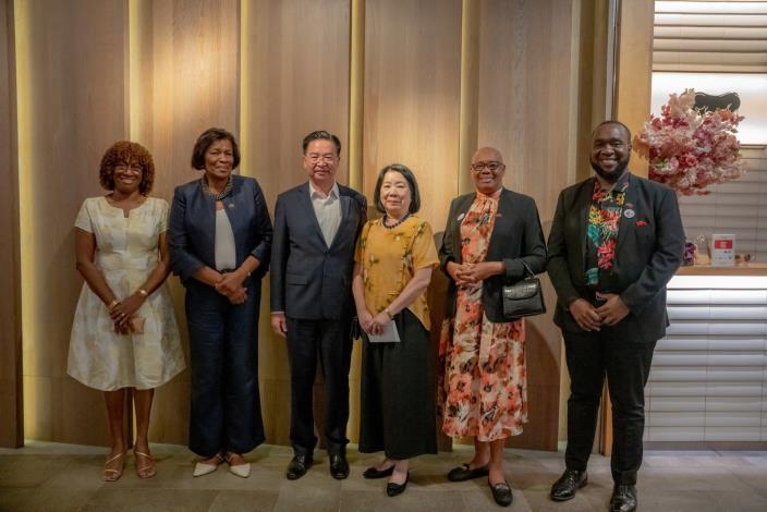 4.Following the dinner, Minister Wu and Mrs. Wu (center) pose for a photo with Governor-General Liburd (second from right), Governor-General Dougan (second from left), Ambassador of Saint Vincent and the Grenadines Andrea Bowman (left), and Ambassador of  Saint Christopher and Nevis Donya L. Francis (right).