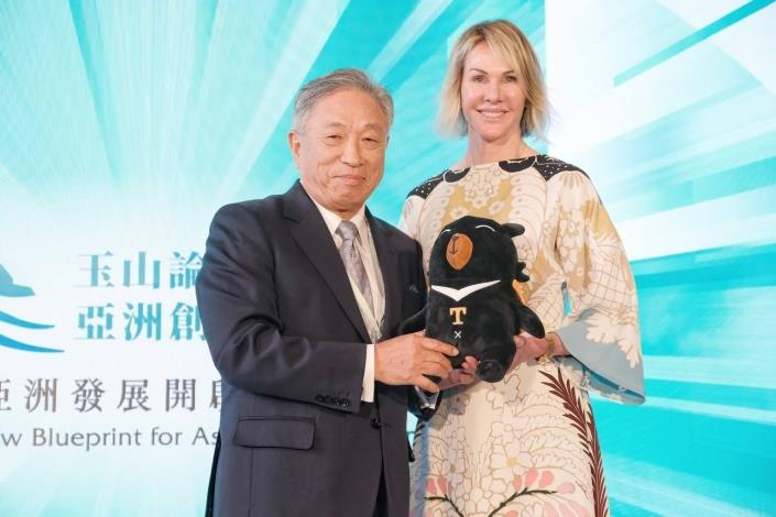 4. Deputy Minister of Foreign Affairs Tien, Chung-kwang (left) gifts Ambassador Craft (right) a stuffed Formosan black bear