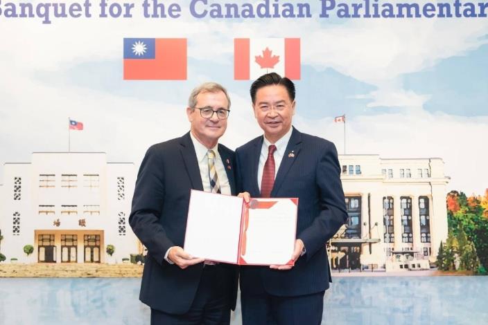 2.Senator MacDonald presents Minister Wu with a copy of the Canada-Taiwan Relations Framework Act.