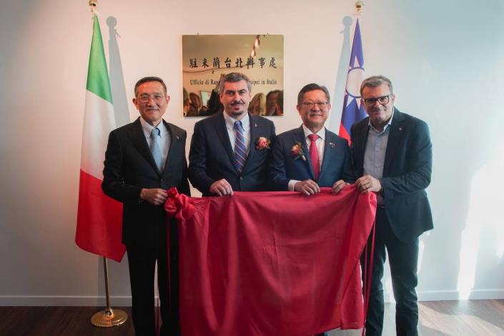 Taiwan Representative to Italy Y. C. Tsai, Milan Office Director General Lin, Italian Senate Vice President Centinaio, and Italian Chamber of Deputies’ Foreign Affairs Committee Vice President Formentini jointly unveil the name plaque of the Milan Office.