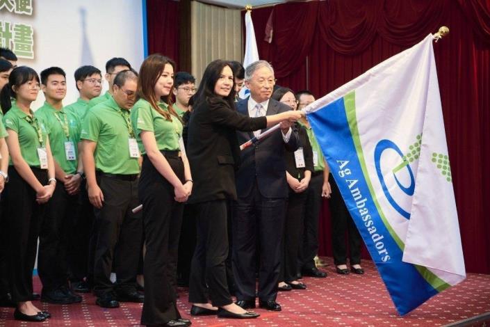 2. Deputy Minister Tien presents a flag to the group of young agricultural ambassadors bound for Indonesia